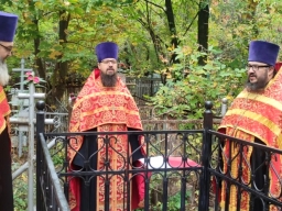 Молебен на кладбище